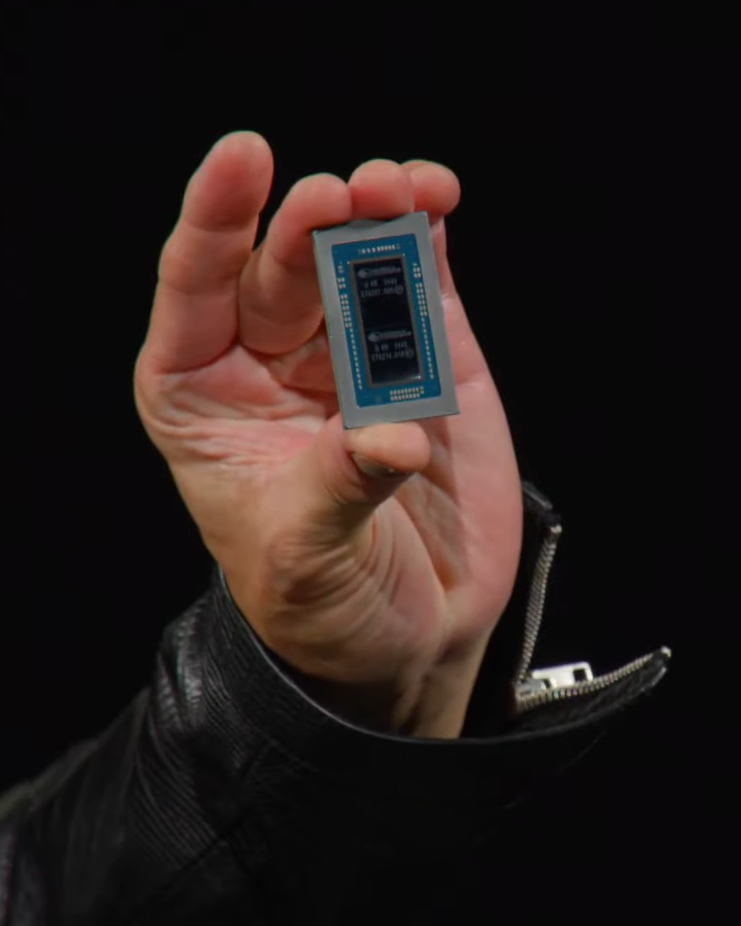 Jensen Huang hält den RTX Spark Chip in der Hand