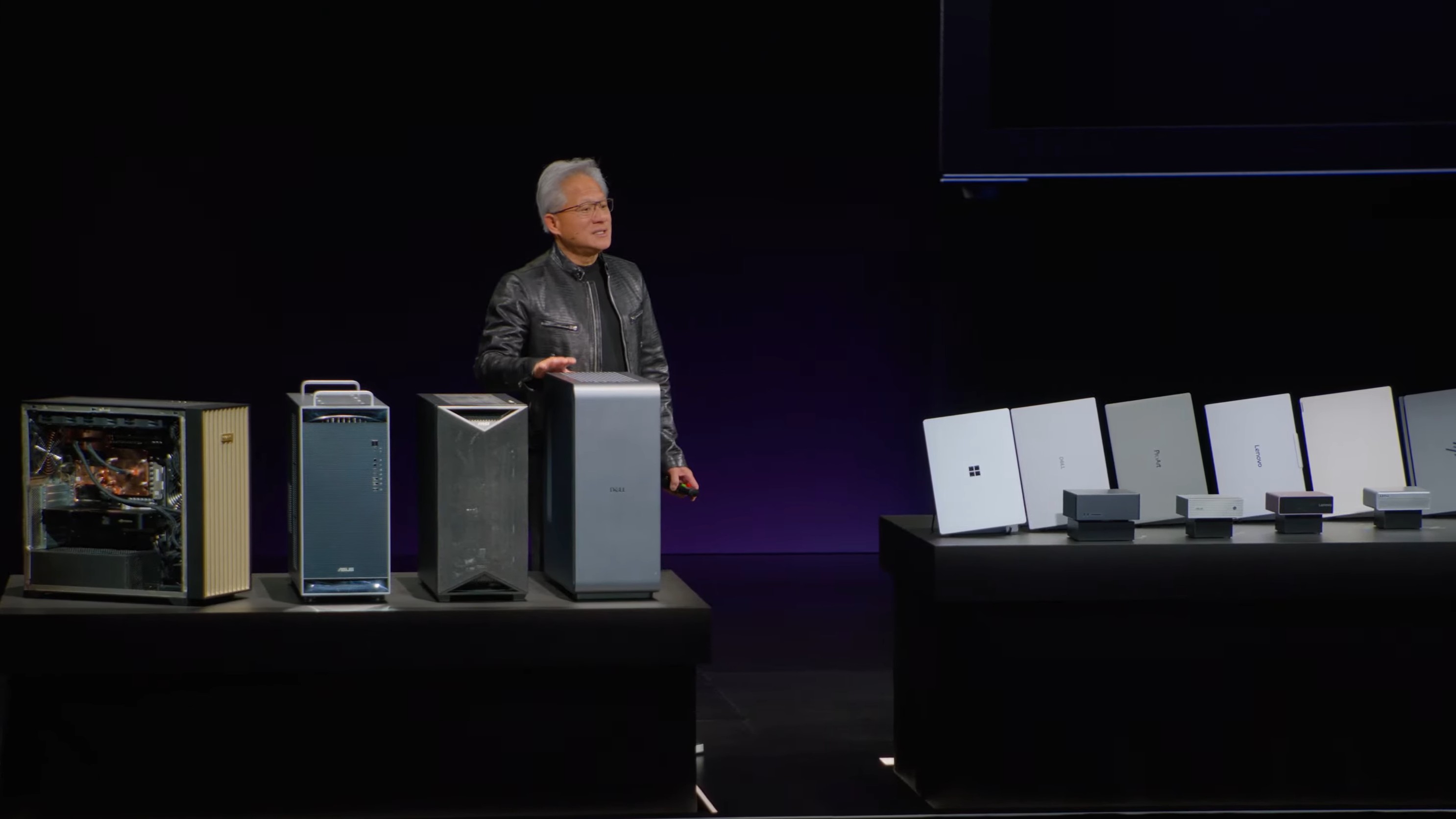 Jensen Huang auf der Bühne mit dem vollständigen RTX Spark Hardware-Lineup