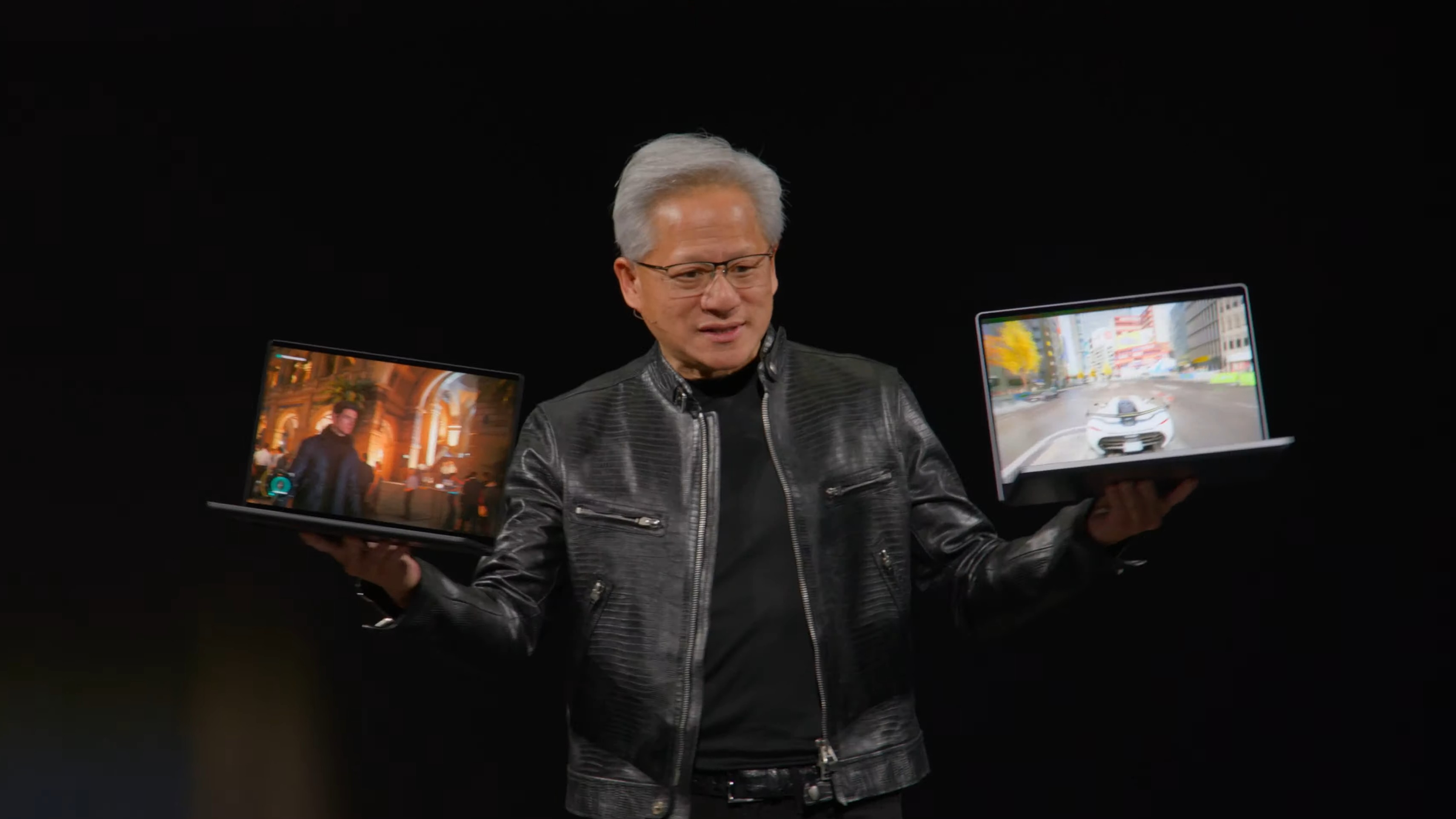 Jensen Huang hält zwei RTX Spark Gaming-Laptops auf der Bühne
